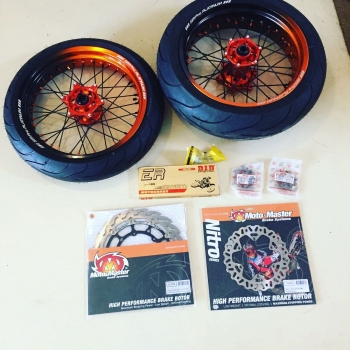 KTM EXC Supermoto wielen half oranje half zwart met motomaster schijven