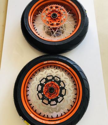 KTM Supermoto Felgen SMPro platinum, weisse Speichen orange Felgenring