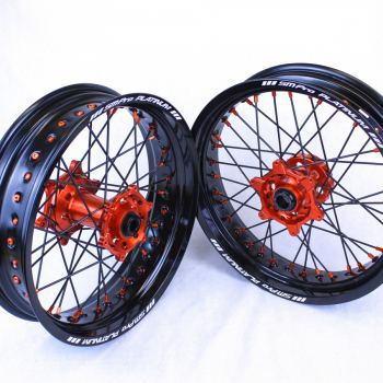SMPro supermoto velgen voor KTM met zwarte spaken oranje nippels