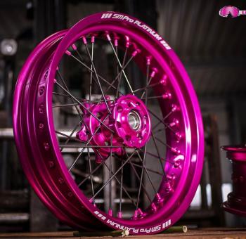 SMPro supermoto wielen voor een KTM EXC roze naaf en velgen met zwarte spaken! SMPro supermoto wielen voor een KTM EXC roze naaf en velgen met zwarte spaken!