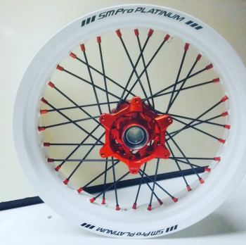 Witte velg met oranje naaf en nippels van SMPro voor de KTM EXC en SMR Supermoto