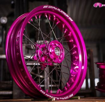 SMPro supermoto wielen voor een KTM EXC roze naaf en velgen met zwarte spaken!