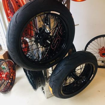 Supermoto wielen KTM EXC zwart met michelin banden