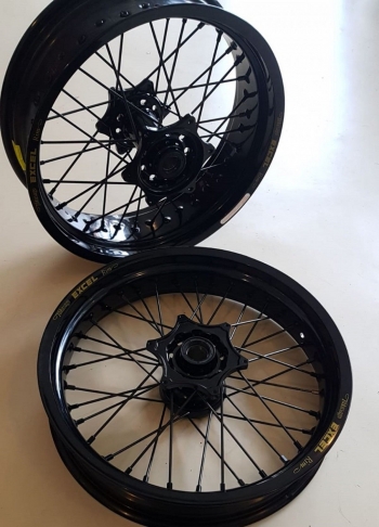 Excel supermoto wielen in de kleur zwart voor KTM en Husqvarna Excel supermoto wielen in de kleur zwart voor KTM en Husqvarna