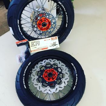 Supermoto wielen KTM SMPro met oranje naaf en rvs spaken Supermoto wielen KTM SMPro met oranje naaf en rvs spaken